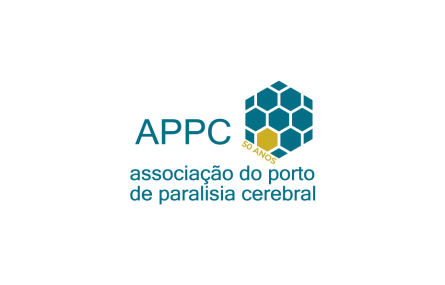 Composição gráfica do logótipo comemorativo dos 50 anos da APPC. Os habituais “favos de mel” em tons de azul do logótipo da APPC agora apresentam, no canto inferior esquerdo, um “favo de mel” em tom dourado – acrescentando-se, na diagonal, a expressão “50 anos” igualmente em dourado.
