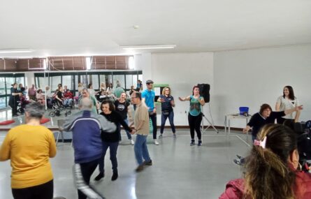 várias pessoas em um salão a dançar