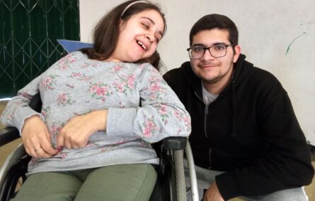 Duas pessoas, sorridentes, lado a lado.