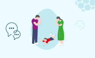 Imagem com fundo azul-claro. Ao centro, em desenho colorido, dois adultos com a mão na testa, demonstrando preocupação, entre estes, no chão está criança que demonstra alguma irritação. Na esquerda icon de balões de conversa.  Na direita, emoticon que demonstra má disposição.