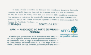 Imagem com as 2 escrituras de constituição da APPC. Na primeira metade da imagem, consta a escritura lavrada a 03 de junho de 1974, com a constituição do núcleo regional do norte da associação portuguesa de paralisia cerebral. Na segunda metade, consta um print do diário da República, com a escritura de constituição da associação do Porto de Paralisia Cerebral lavrada a 21de junho de 2005. No canto inferior direito, está o logo da APPC, comemorativo dos 50 anos (favos organizados com forma de hexágono, em tom azul. Um dos favos é dourado. No logo, tem, também, a inscrição 50 anos.)