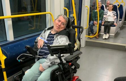 Quatro pessoas fotografadas no interior de uma carruagem do metro.
