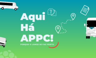 A imagem é um banner promocional com um fundo gradiente que vai do azul ao verde. No canto superior esquerdo, há um desenho de um autocarro branco, e no canto inferior esquerdo, outro autocarro semelhante, ambos em movimento. No lado direito da imagem, há uma van branca estacionada. No centro da imagem, está o texto em letras grandes e brancas: 