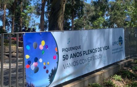 Lona com balões, logo da appc e a frase: 