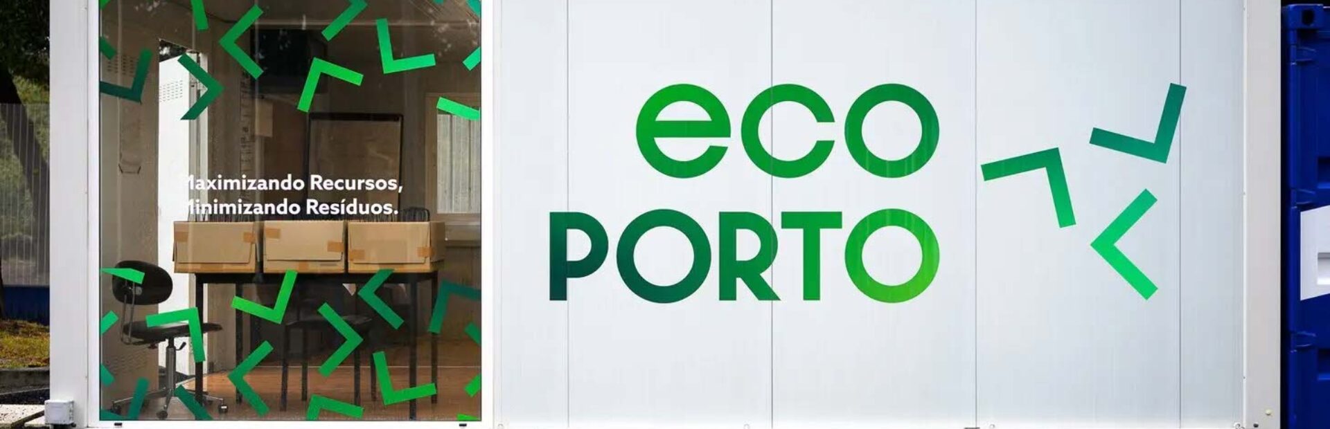 Exterior de contentor adaptado a escritório. Parte do contentor é envidraçado. Lê-se na parede “Eco Porto”.