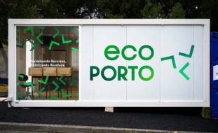 Exterior de contentor adaptado a escritório. Parte do contentor é envidraçado. Lê-se na parede “Eco Porto”.