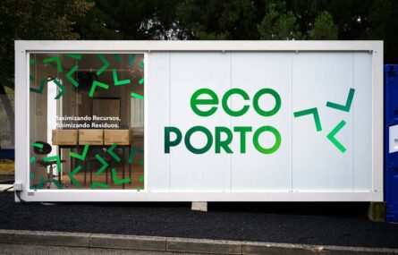 Exterior de contentor adaptado a escritório. Parte do contentor é envidraçado. Lê-se na parede “Eco Porto”.