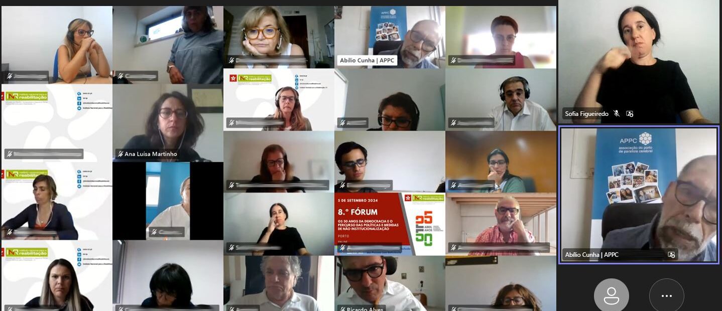 Captura de ecrã de debate realizado em formato digital. Na imagem são visíveis 26 pequenas janelas com parte dos participantes no encontro. Em destaque, do lado direito, Abílio Cunha da Associação do Porto de Paralisia Cerebral. Apenas é visível, nas legendas, a identificação de Ricardo Alves e Abílio Cunha. O nome dos restantes participantes foi digitalmente desfocado.