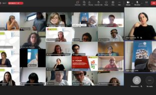 Captura de ecrã de debate realizado em formato digital. Na imagem são visíveis 26 pequenas janelas com parte dos participantes no encontro. Em destaque, do lado direito, Abílio Cunha da Associação do Porto de Paralisia Cerebral. Apenas é visível, nas legendas, a identificação de Ricardo Alves e Abílio Cunha. O nome dos restantes participantes foi digitalmente desfocado.