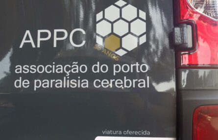 Fotografia da parte traseira de uma viatura. Logótipo da APPC e indicação de a viatura ter sido oferecida pela Associação Rose Marie Legendre.