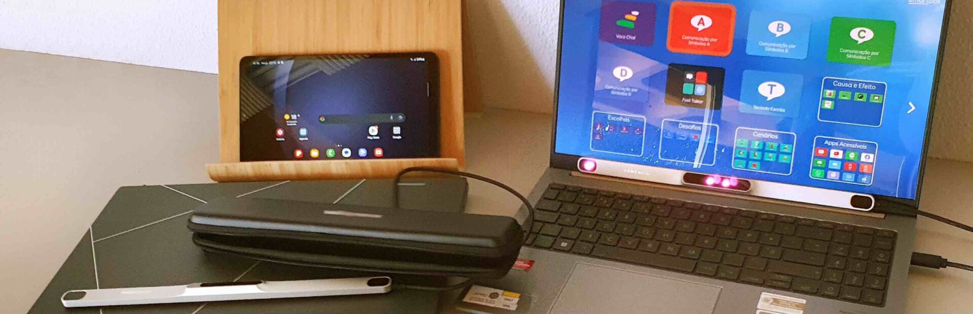Diverso equipamento informático pousado em cima de uma mesa.