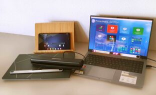 Diverso equipamento informático pousado em cima de uma mesa.