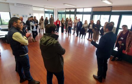 Grupo de perto de três dezenas de pessoas em sala interior. Uma das pessoas aparenta estar a explicar algo às restantes.