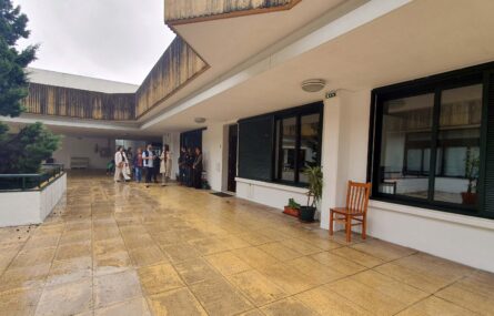 Grupo de pessoas em visita a espaço exterior, com alojamentos, da Villa Urbana de Valbom.