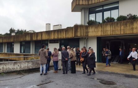 Grupo de pessoas em visita a espaço exterior da Villa Urbana de Valbom.