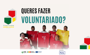 Imagem de divulgação da sessão de esclarecimento com as informações constantes na publicação e o título “Queres fazer Voluntariado?”. Em rodapé o cartaz apresenta os logótipos do PRR, da República Portuguesa, da União Europeia e da Câmara do Porto (organização). Ao centro, parcialmente difusa, surge uma fotografia de seis pessoas que seguram t-shirts – cinco vermelhas e uma amarela.