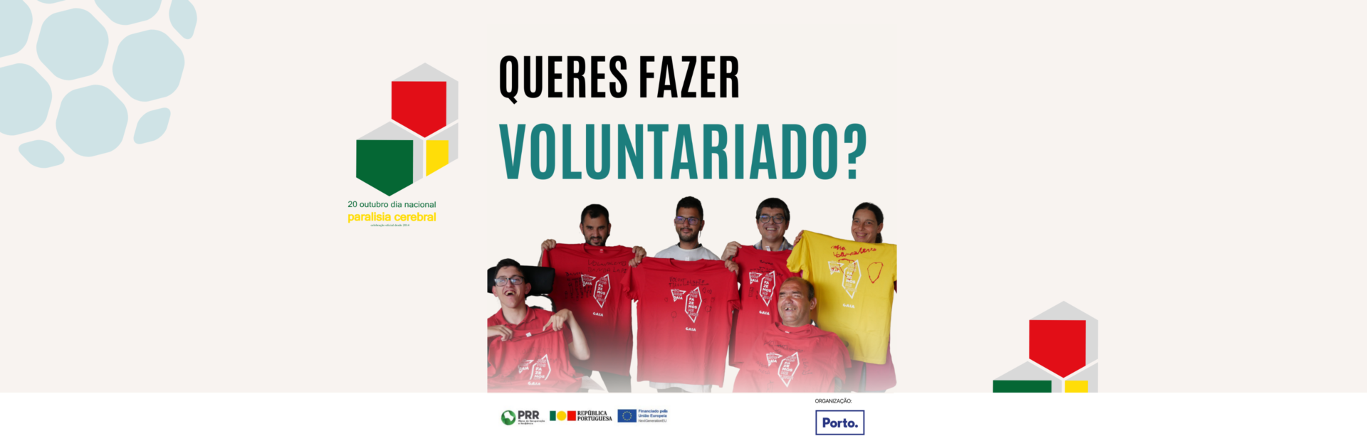 Cartaz de divulgação da sessão de esclarecimento com as informações constantes na publicação e o título “Queres fazer Voluntariado?”. Em rodapé o cartaz apresenta os logótipos do PRR, da República Portuguesa, da União Europeia e da Câmara do Porto (organização). Ao centro, parcialmente difusa, surge uma fotografia de seis pessoas que seguram t-shirts – cinco vermelhas e uma amarela.