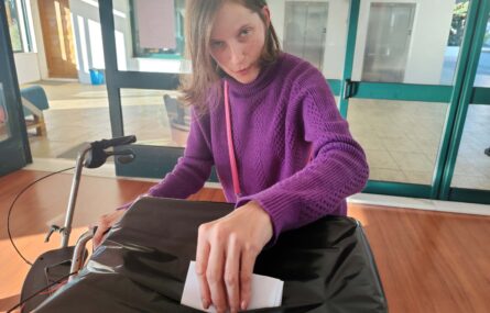 Uma pessoa coloca o que aparenta ser um voto no que igualmente aparenta ser uma urna para votações.