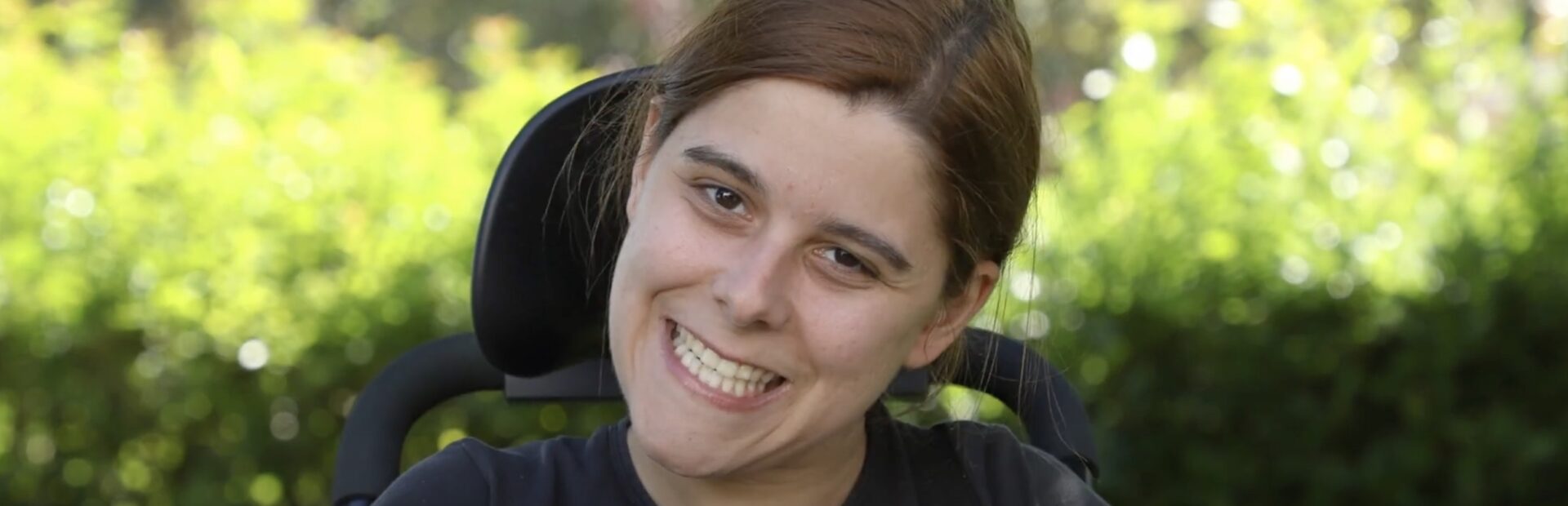 Captura de frame do vídeo em que se pode ver uma pessoa a sorrir.