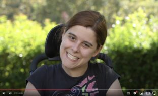 Captura de frame do vídeo em que se pode ver uma pessoa a sorrir.