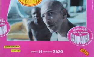 Cartaz, com fundo rosa claro, de divulgação de atividade. Informações e pormenores já constantes na publicação. No cartaz surge uma fotografia com duas pessoas e alguns edifícios. A pessoa em segundo plano está desfocada.