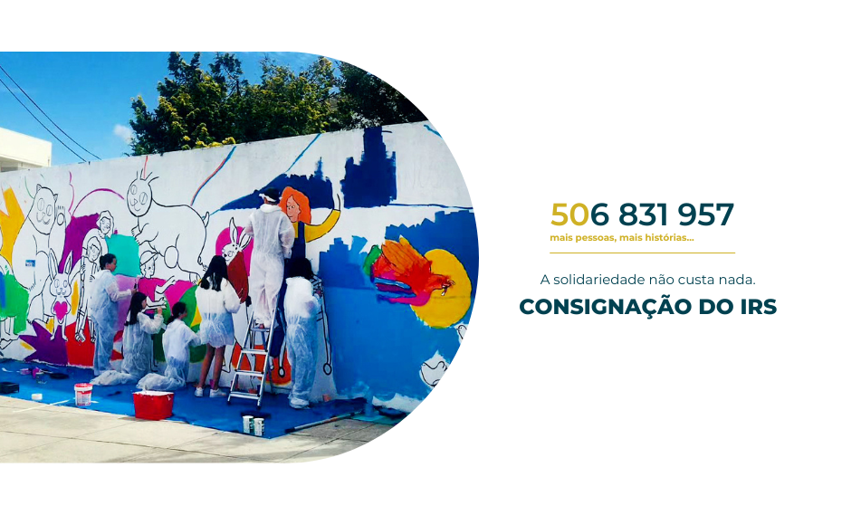 Imagem de divulgação da Consignação do IRS. Fundo azul claro. Fotografia, recortada, de seis pessoas durante o processo de pintura de um mural em parede exterior. Indicação do número 506831957 e as frases: “mais pessoas, mais histórias...”, “A solidariedade não custa nada” e, finalmente, “Consignação do IRS”.