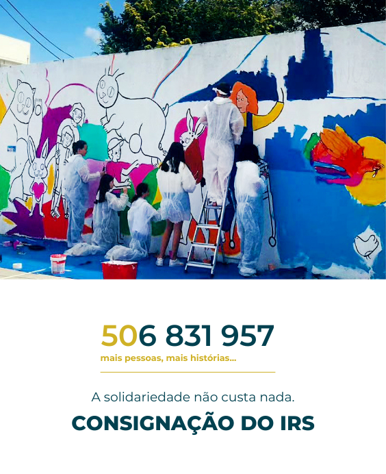 Imagem de divulgação da Consignação do IRS. Fundo azul claro. Fotografia, recortada, de seis pessoas durante o processo de pintura de um mural em parede exterior. Indicação do número 506831957 e as frases: “mais pessoas, mais histórias...”, “A solidariedade não custa nada” e, finalmente, “Consignação do IRS”.