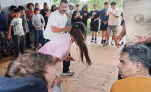 No dia 12 de junho a Equipa Multidisciplinar de Apoio à Educação Inclusiva (EMAEI), em parceria com o Centro de Recursos para a Inclusão da Associação do Porto de Paralisia Cerebral, dinamizou a atividade “Capoeira na Escola” sede do Agrupamento de Escolas de Santa Bárbara (em Fânzeres, Gondomar). Nesta atividade participaram alguns dos alunos dos 2.º e 3.º Ciclos que puderam constatar, através das explicações dadas, tudo o que a Capoeira representa e traduz – para além dos benefícios físicos e da melhoria da coordenação motora. • fotografia ©: Agrupamento de Escolas de Santa Bárbara