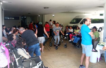 Cerca de duas dezenas de pessoas em aparente convívio.
