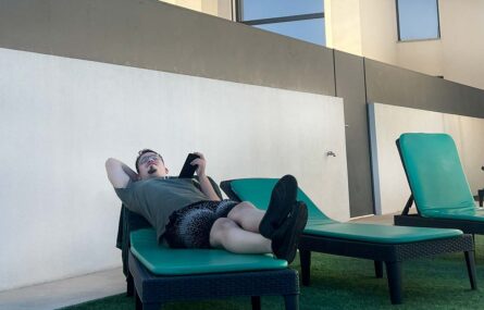 Imagem de uma pessoa a relaxar deitada numa espreguiçadeira.
