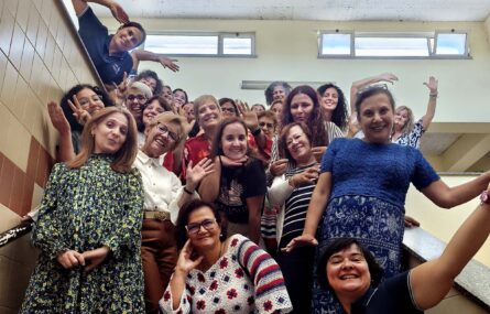 Mais de duas dezenas de pessoas, maioritariamente sorridentes, juntas numa escadaria.
